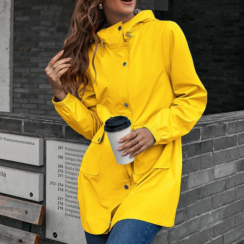 Pusilgis vandeniui atsparus viršus su užtrauktuku, skirtas lauko sportui.