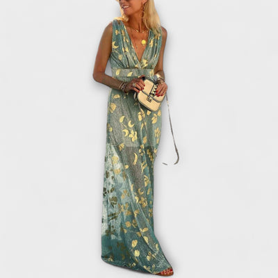 Trumpa suknelė su V formos iškirpte ir blizgučiais