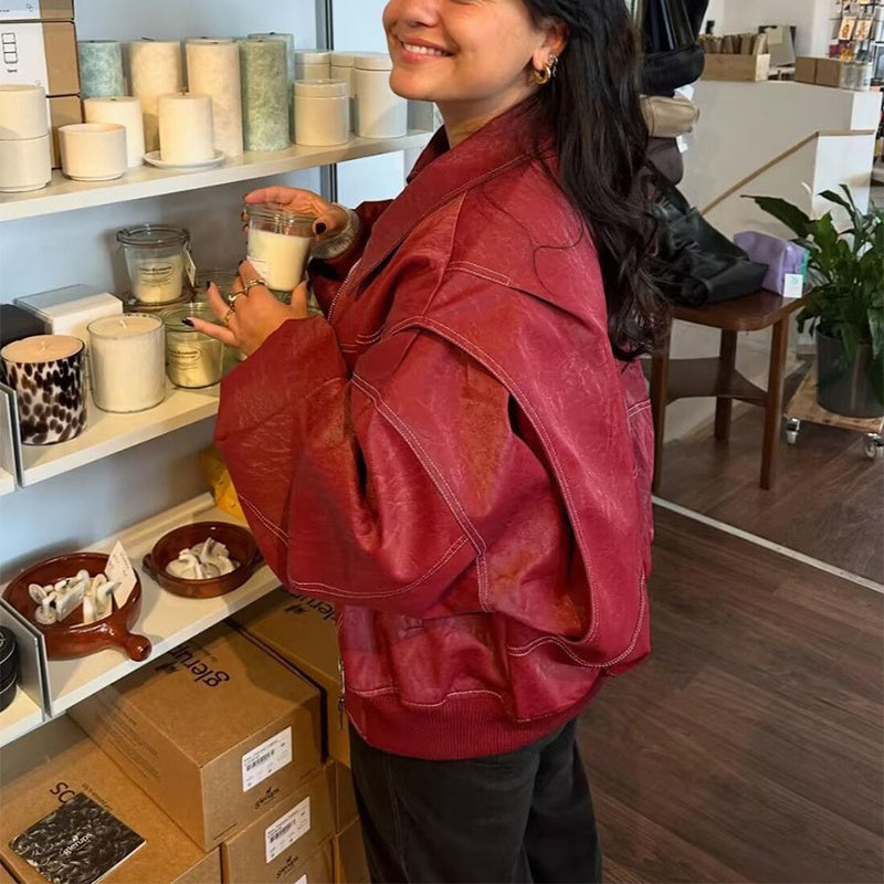 Ilgų rankovių odinė striukė.