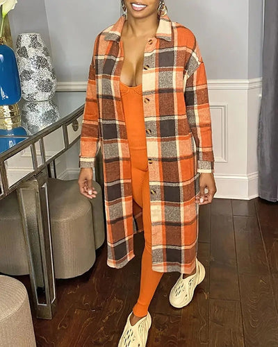 Moteriškas vilnonis paltas su langu, vidutinio ilgio.