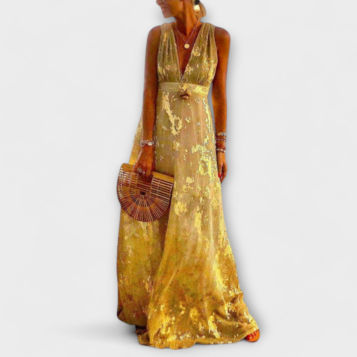 Trumpa suknelė su V formos iškirpte ir blizgučiais