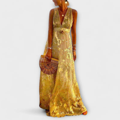 Trumpa suknelė su V formos iškirpte ir blizgučiais