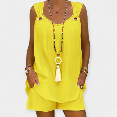 Be rankovių marškinėlių ir šortų rinkinys