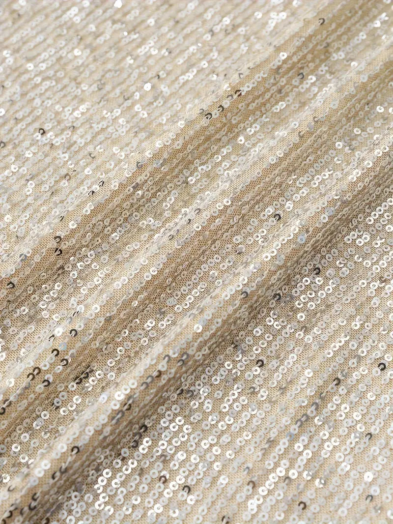 Blizgučių drabužis su kontrastingais akcentais