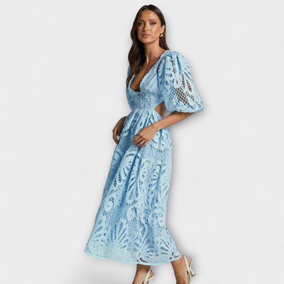 Elegantiška suknelė su subtiliais akcentais