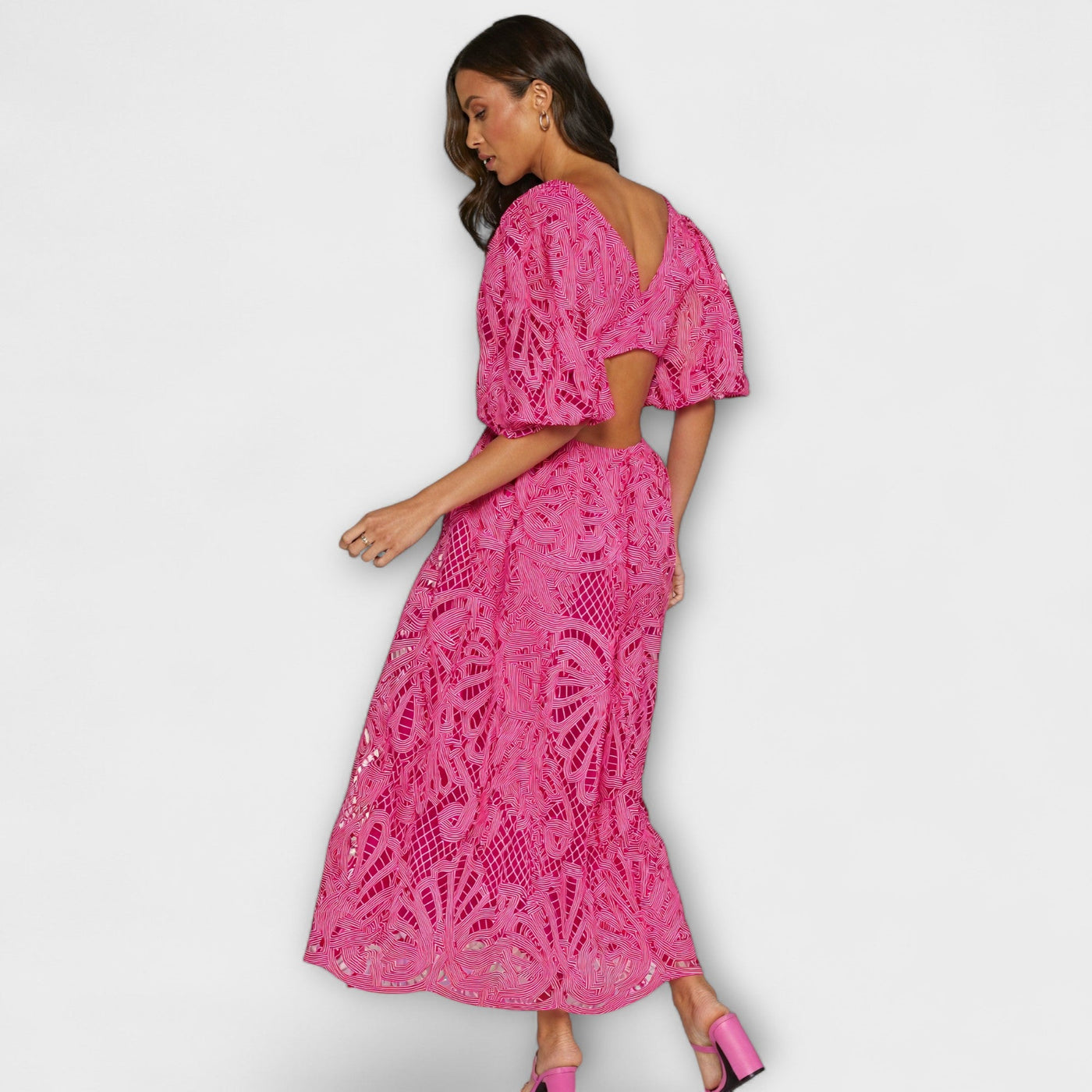 Elegantiška suknelė su subtiliais akcentais