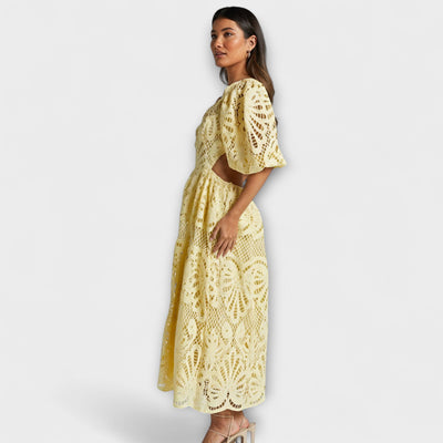 Elegantiška suknelė su subtiliais akcentais