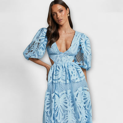 Elegantiška suknelė su subtiliais akcentais