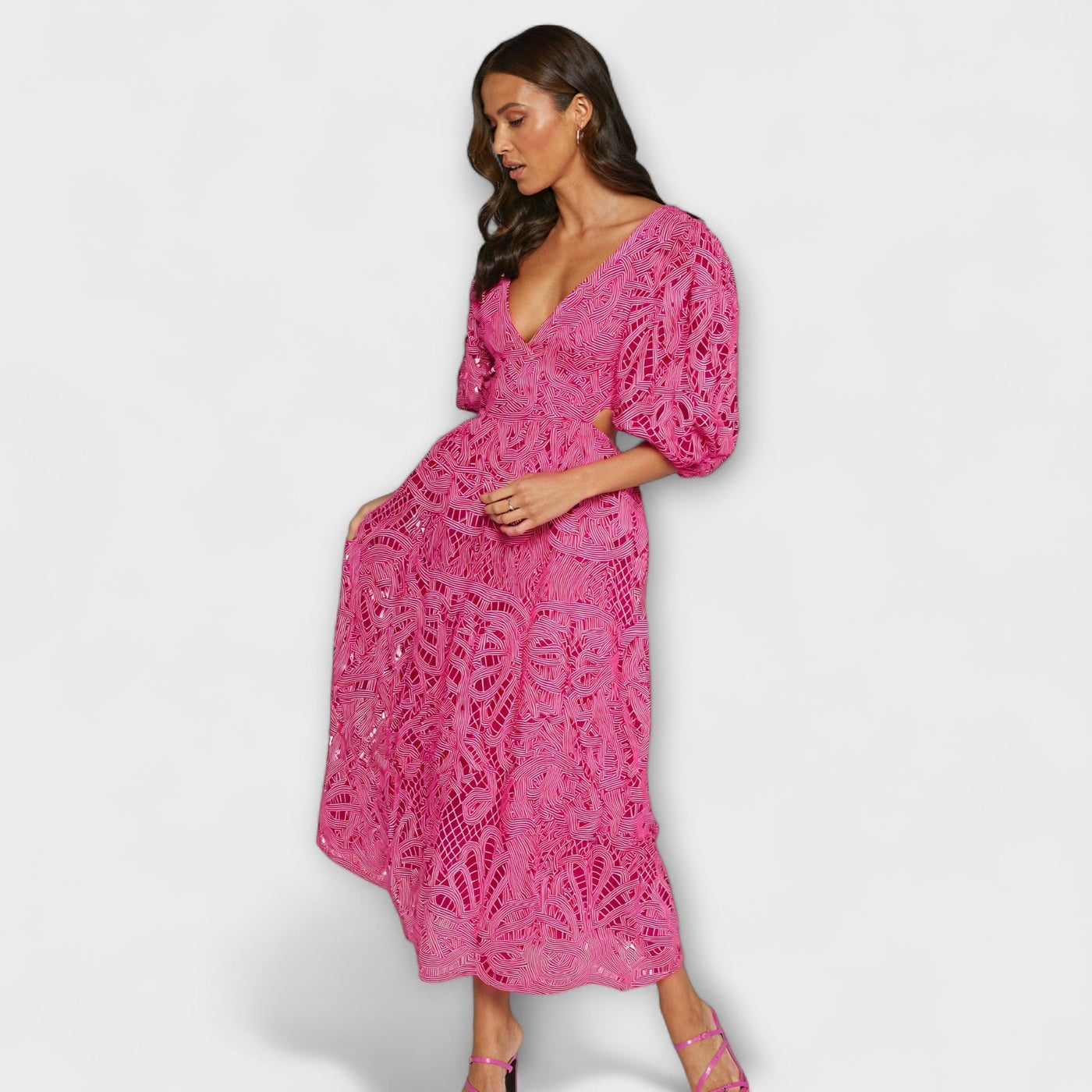 Elegantiška suknelė su subtiliais akcentais