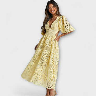 Elegantiška suknelė su subtiliais akcentais