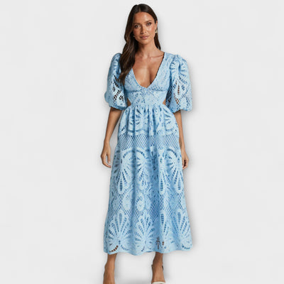 Elegantiška suknelė su subtiliais akcentais