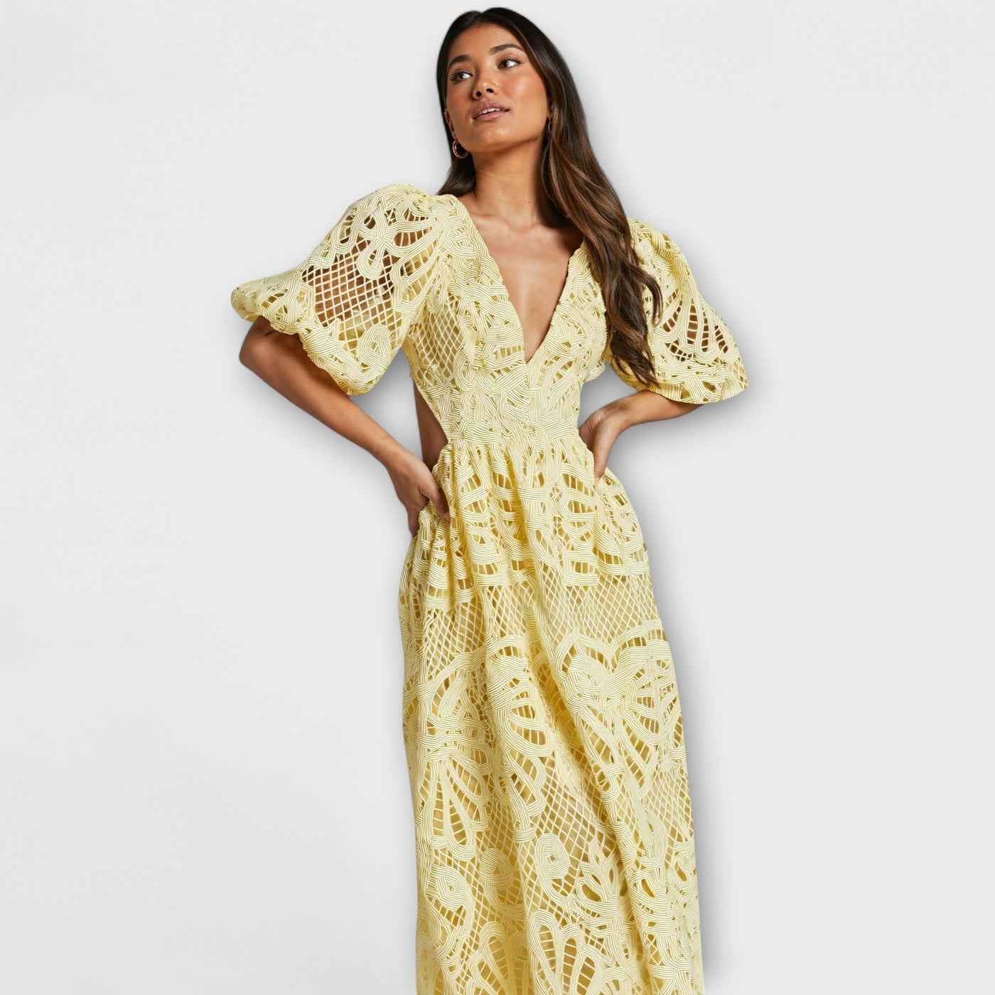 Elegantiška suknelė su subtiliais akcentais