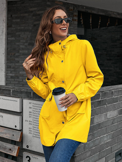 Pusilgis vandeniui atsparus viršus su užtrauktuku, skirtas lauko sportui.