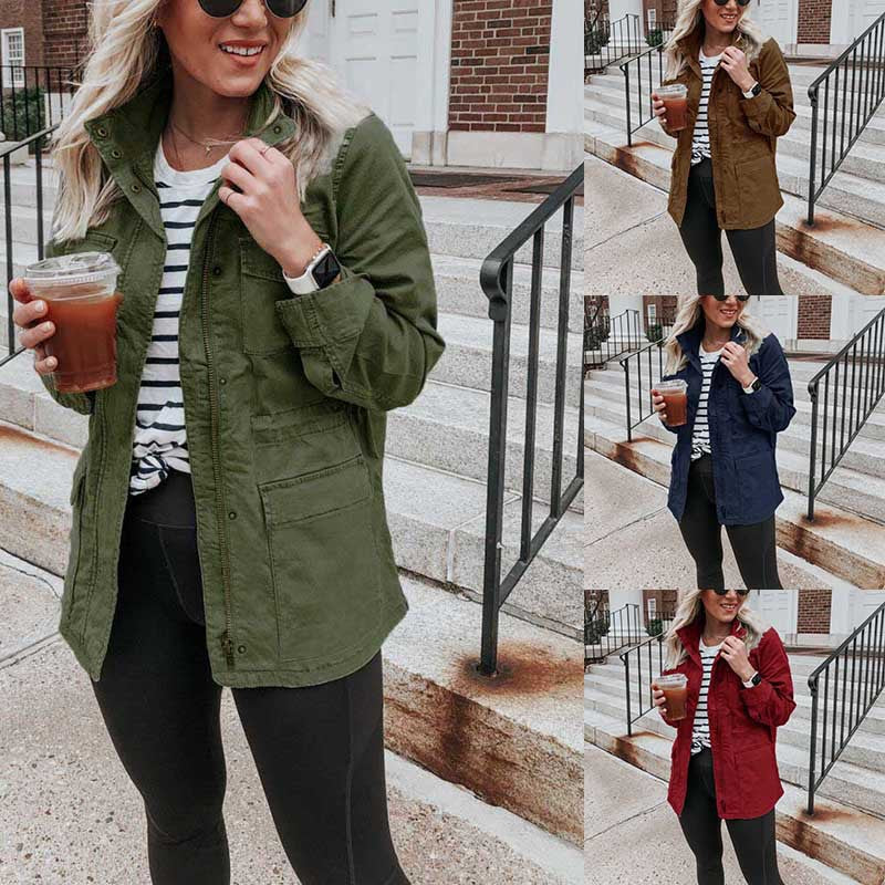 Moteriška laisva vienspalvė striukė su užtrauktuku ir kišenėmis.