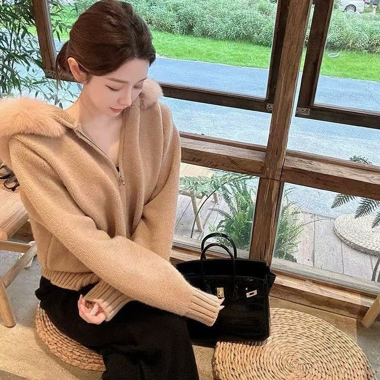 Moteriškas megztinis su kailiniu apykakle ir gobtuvu