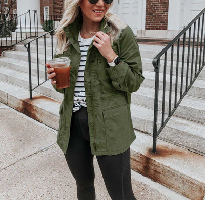 Moteriška laisva vienspalvė striukė su užtrauktuku ir kišenėmis.