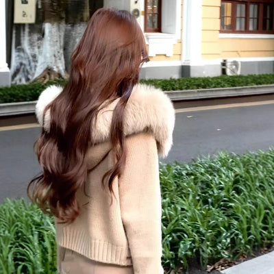 Moteriškas megztinis su kailiniu apykakle ir gobtuvu