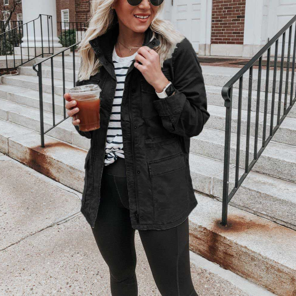 Moteriška laisva vienspalvė striukė su užtrauktuku ir kišenėmis.