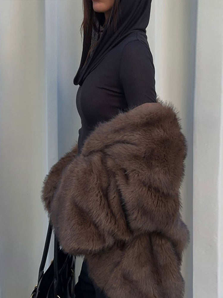 Dirbtinės odos paltas su polo apykakle ir vienspalve spalva.