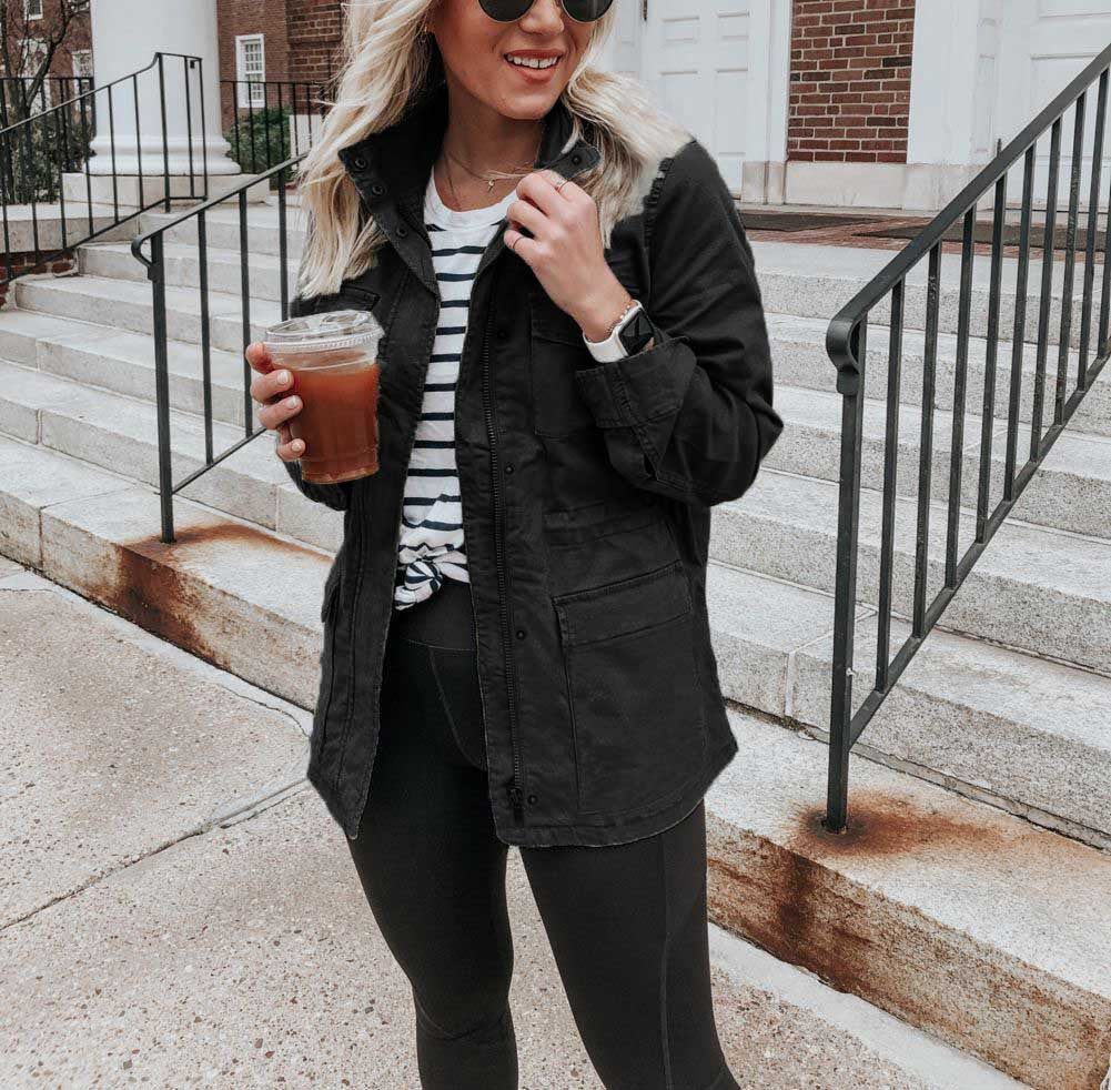 Moteriška laisva vienspalvė striukė su užtrauktuku ir kišenėmis.