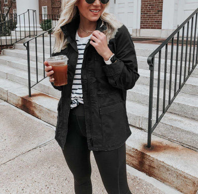 Moteriška laisva vienspalvė striukė su užtrauktuku ir kišenėmis.