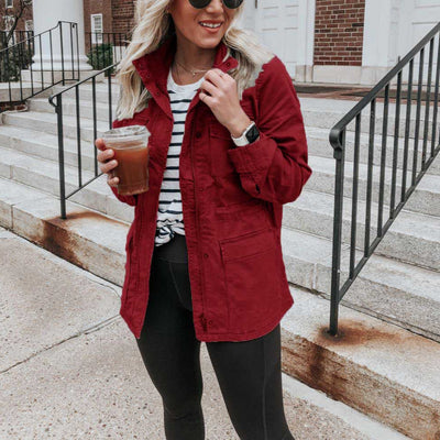 Moteriška laisva vienspalvė striukė su užtrauktuku ir kišenėmis.