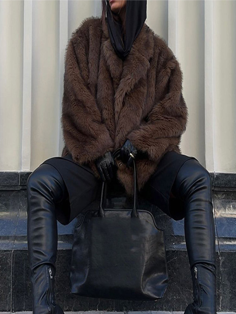 Dirbtinės odos paltas su polo apykakle ir vienspalve spalva.