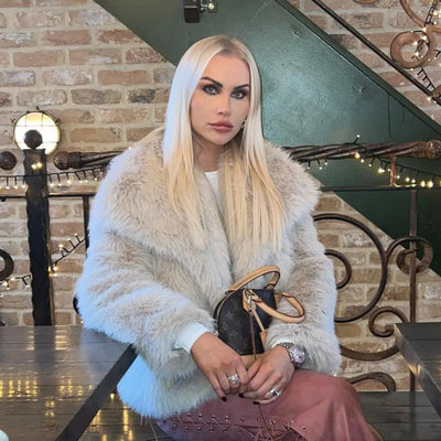 Trumpa dirbtinės pūkinės striukė su dideliu apykakle.