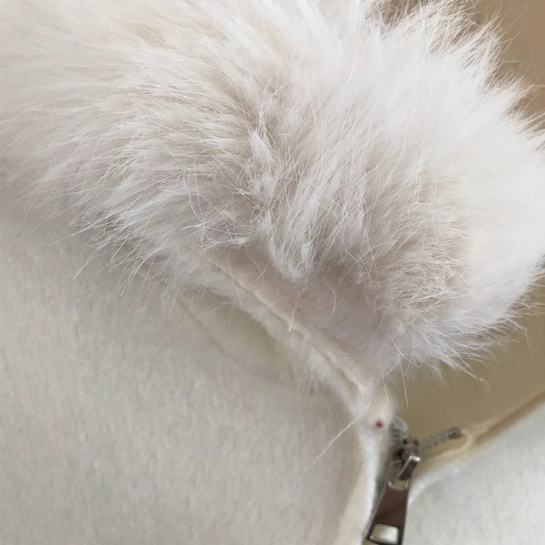 Moteriškas megztinis su kailiniu apykakle ir gobtuvu