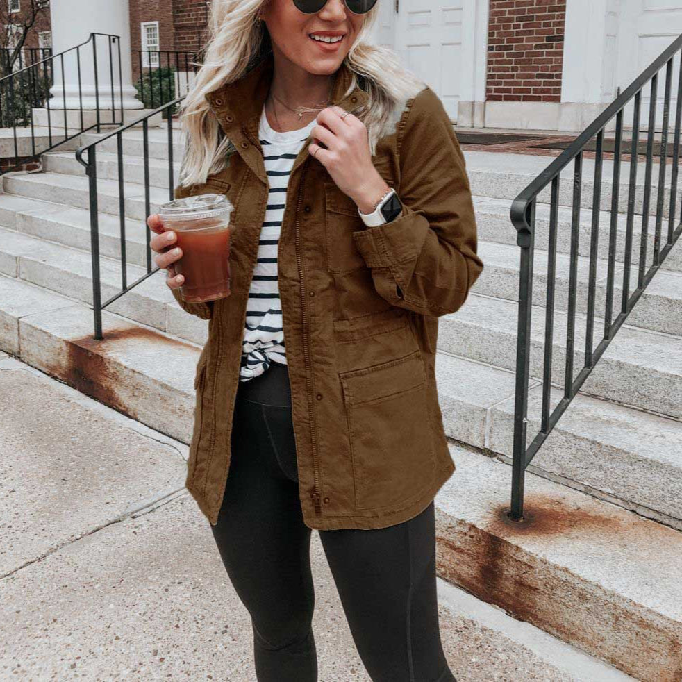 Moteriška laisva vienspalvė striukė su užtrauktuku ir kišenėmis.