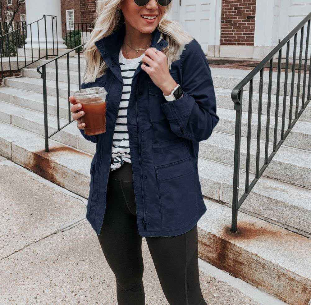 Moteriška laisva vienspalvė striukė su užtrauktuku ir kišenėmis.