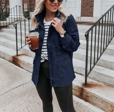 Moteriška laisva vienspalvė striukė su užtrauktuku ir kišenėmis.