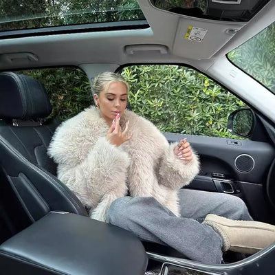 Trumpa dirbtinės pūkinės striukė su dideliu apykakle.