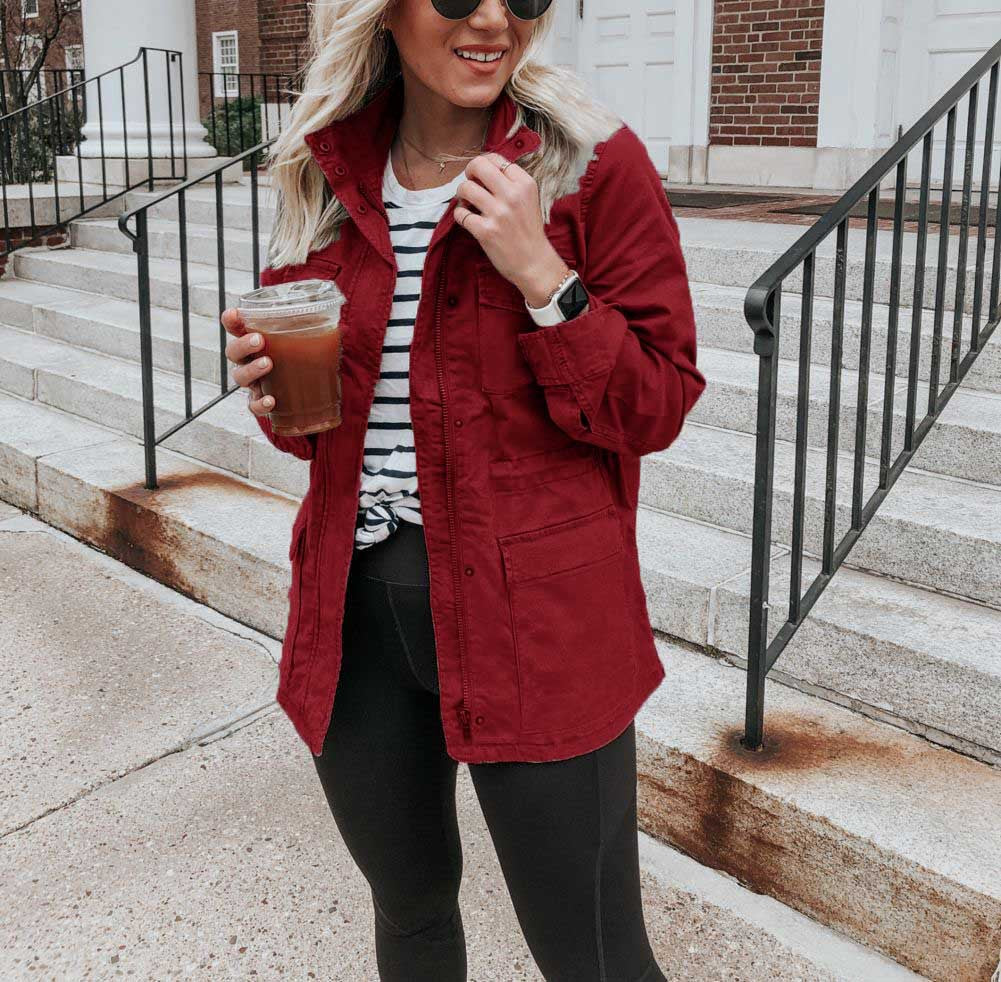 Moteriška laisva vienspalvė striukė su užtrauktuku ir kišenėmis.