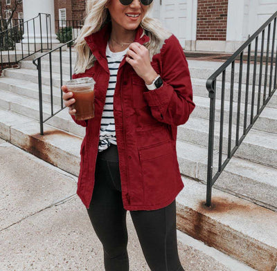 Moteriška laisva vienspalvė striukė su užtrauktuku ir kišenėmis.