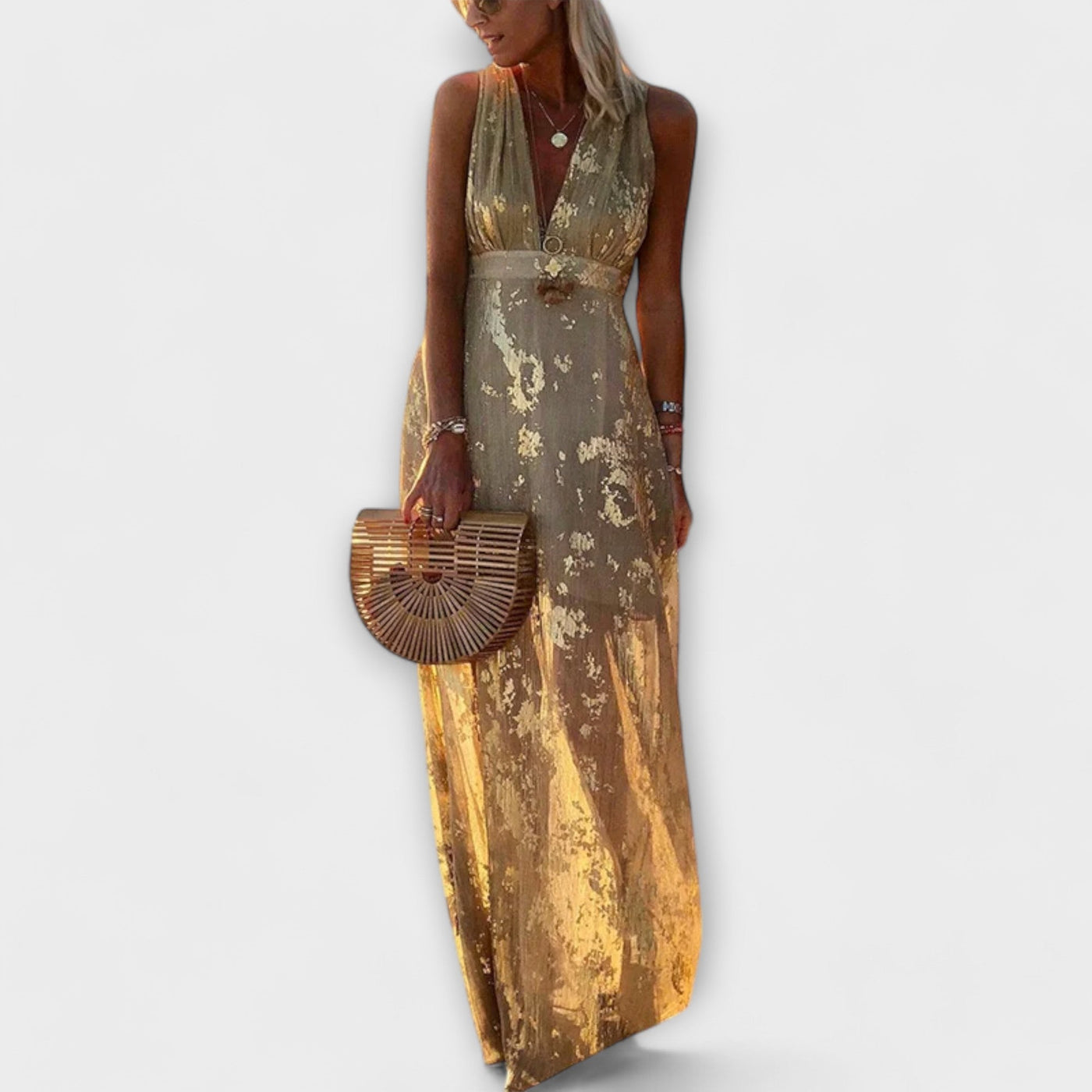 Trumpa suknelė su V formos iškirpte ir blizgučiais