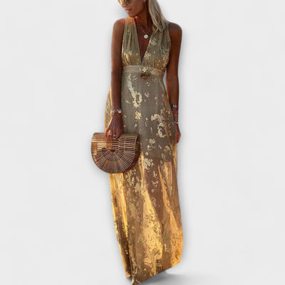 Trumpa suknelė su V formos iškirpte ir blizgučiais