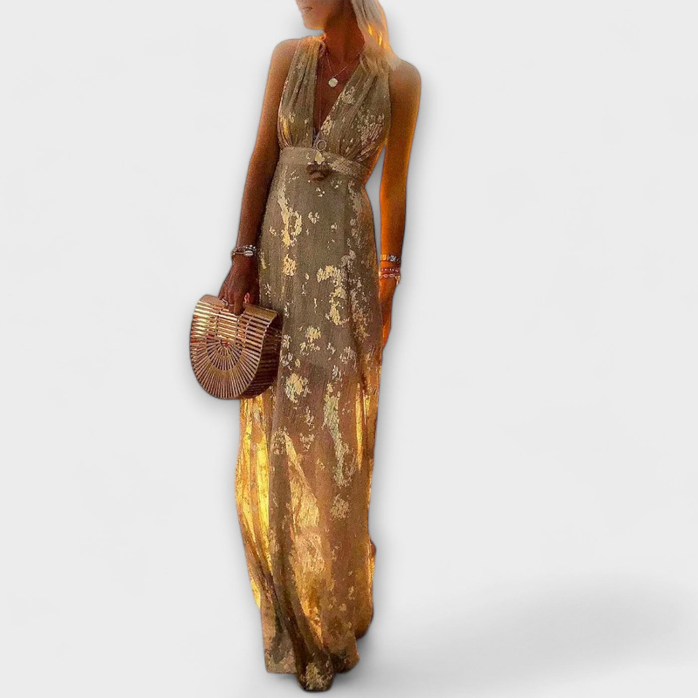 Trumpa suknelė su V formos iškirpte ir blizgučiais