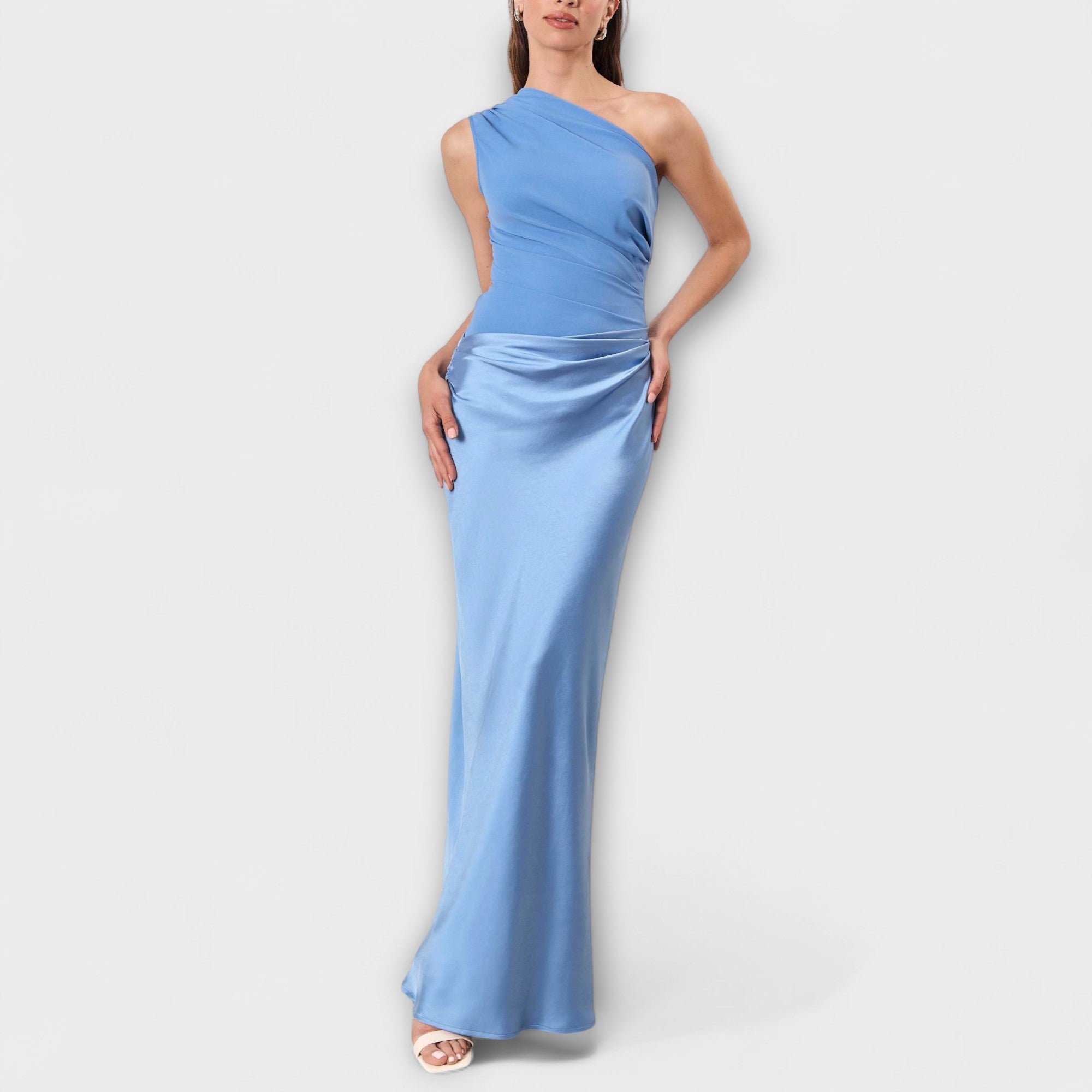 Elegantiška Maxi Suknelė Su Atvira Petneša