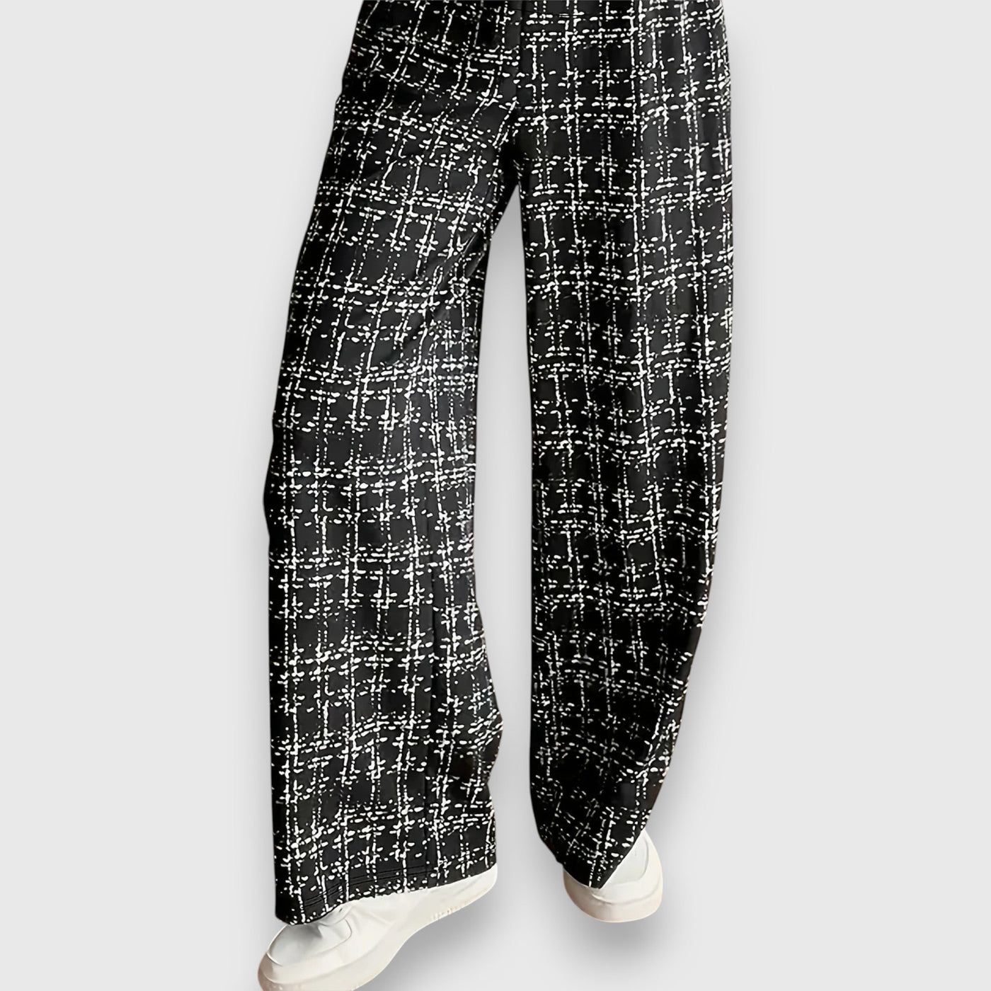 Dviejų dalių rinkinys su V formos iškirpte ir atitinkamomis kelnėmis