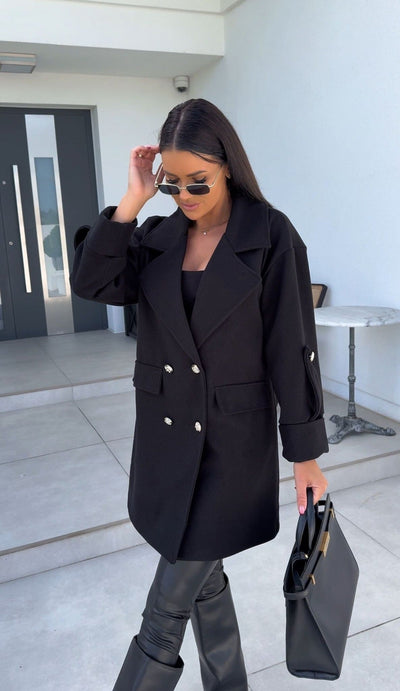 Dvigubo užsegimo vilnonis paltas.