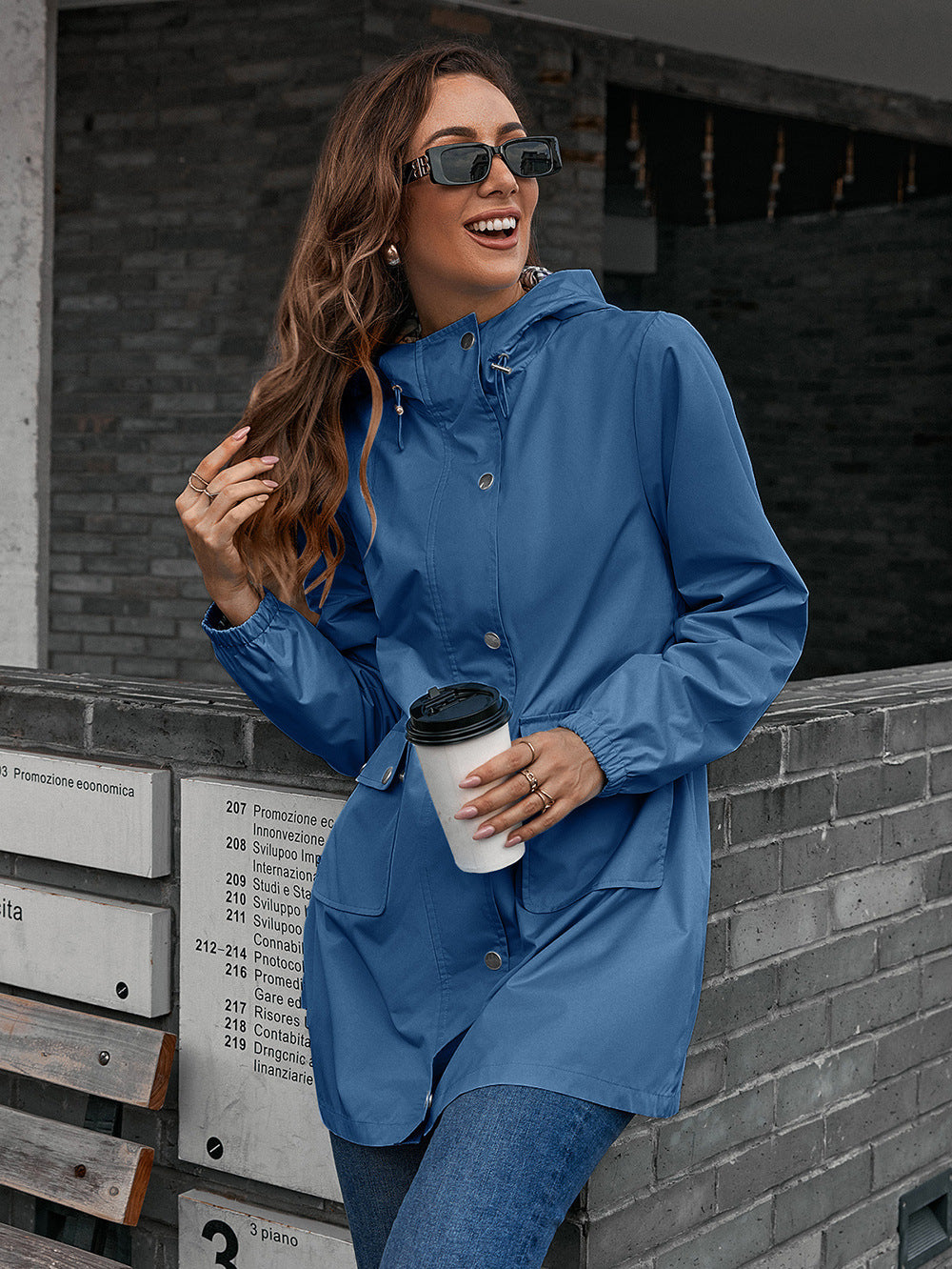 Pusilgis vandeniui atsparus viršus su užtrauktuku, skirtas lauko sportui.