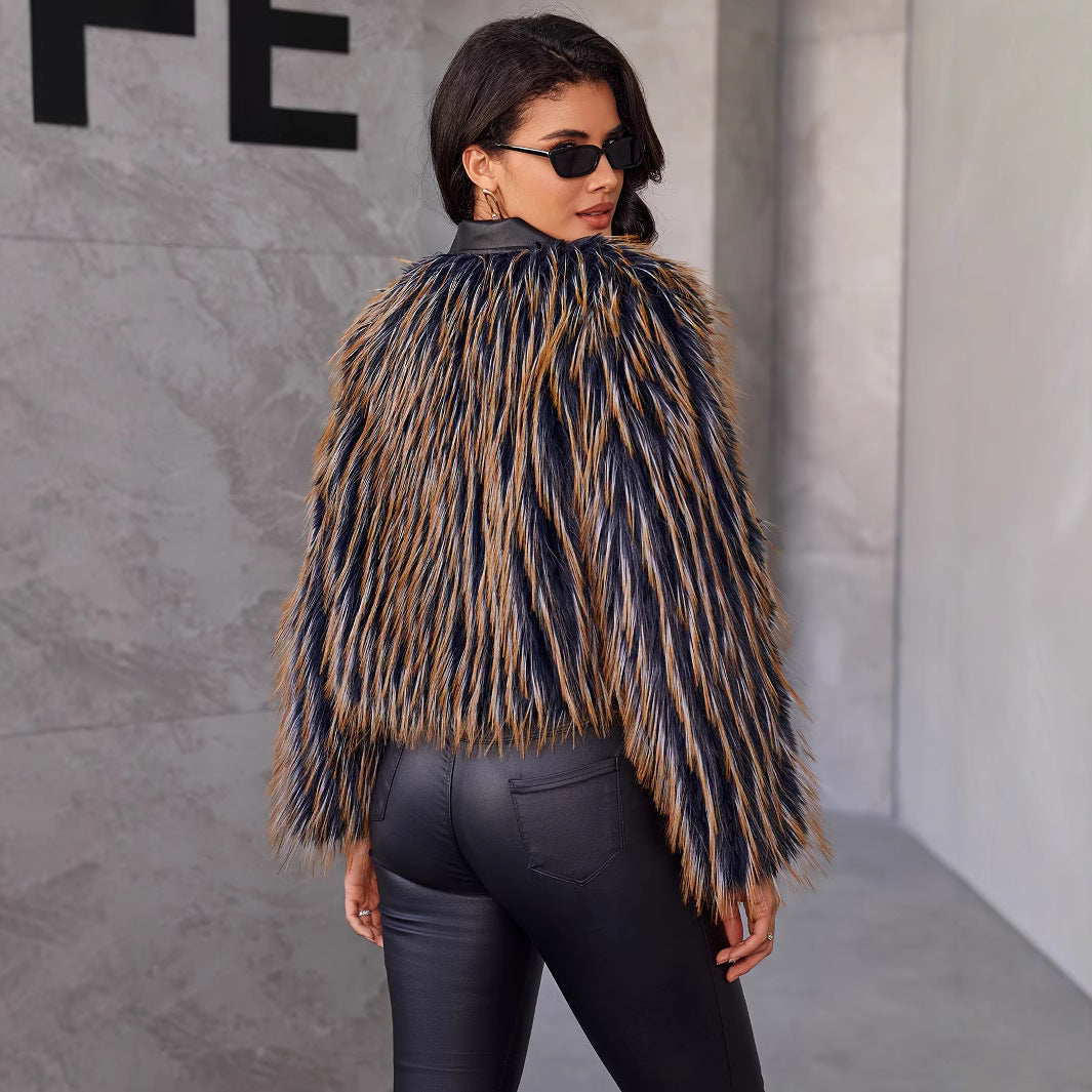 Moteriškas kailinis paltas, šiltas ir dviejų spalvų žiemai.