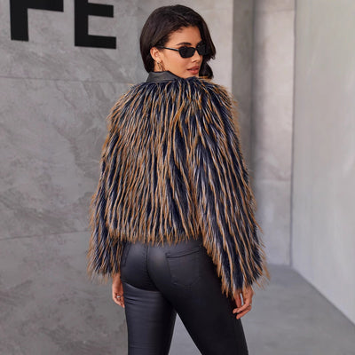 Moteriškas kailinis paltas, šiltas ir dviejų spalvų žiemai.