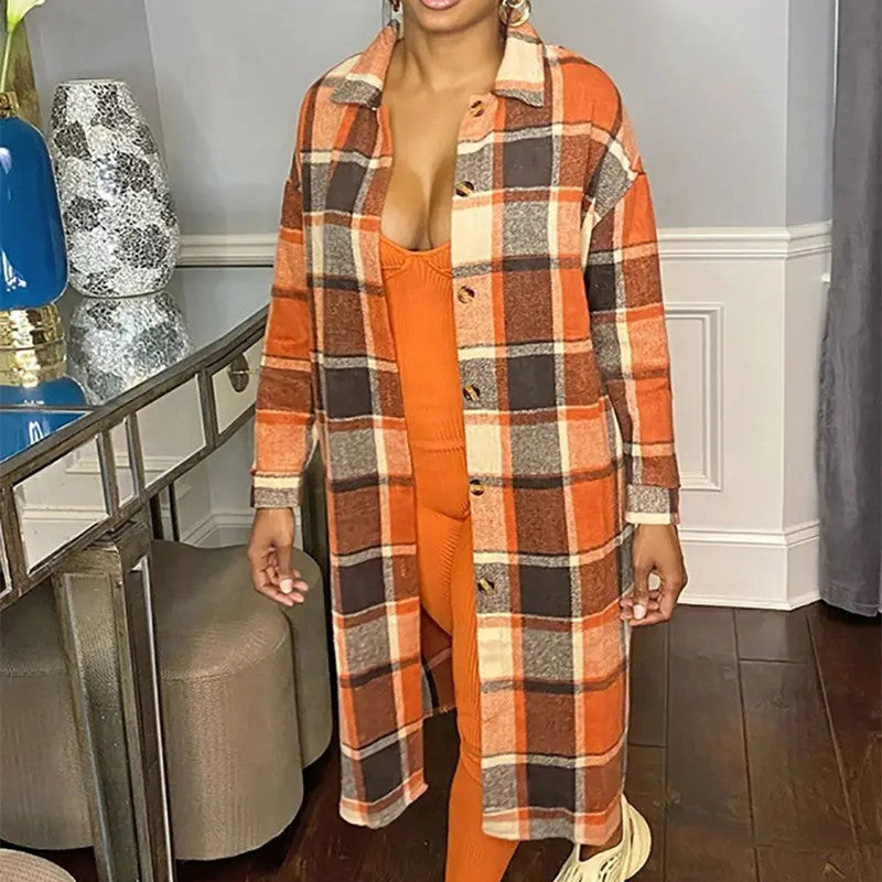 Moteriškas vilnonis paltas su langu, vidutinio ilgio.