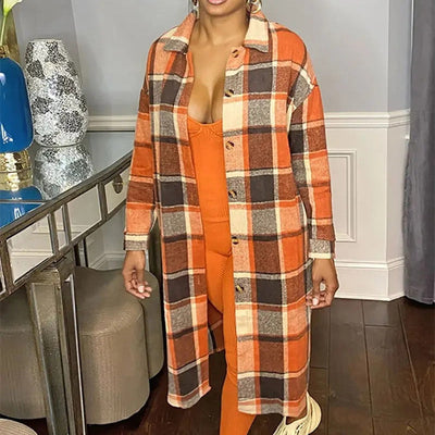 Moteriškas vilnonis paltas su langu, vidutinio ilgio.