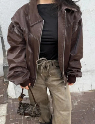 Ilgų rankovių odinė striukė.